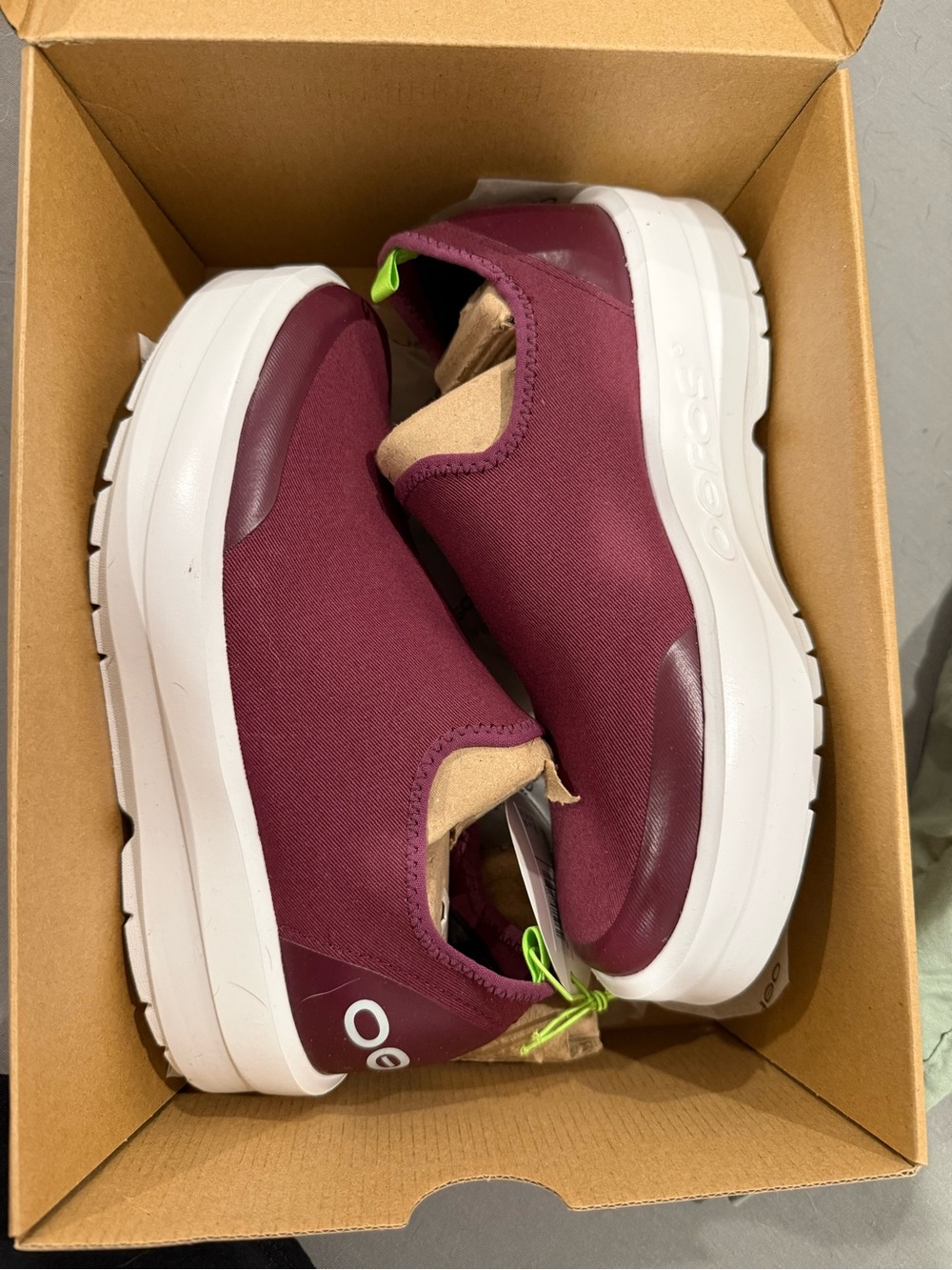 OOFOS Womens size 8 Slip-On Sneakers in Burgundy and White